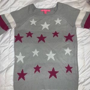 Grey crew neck sweater with star pattern